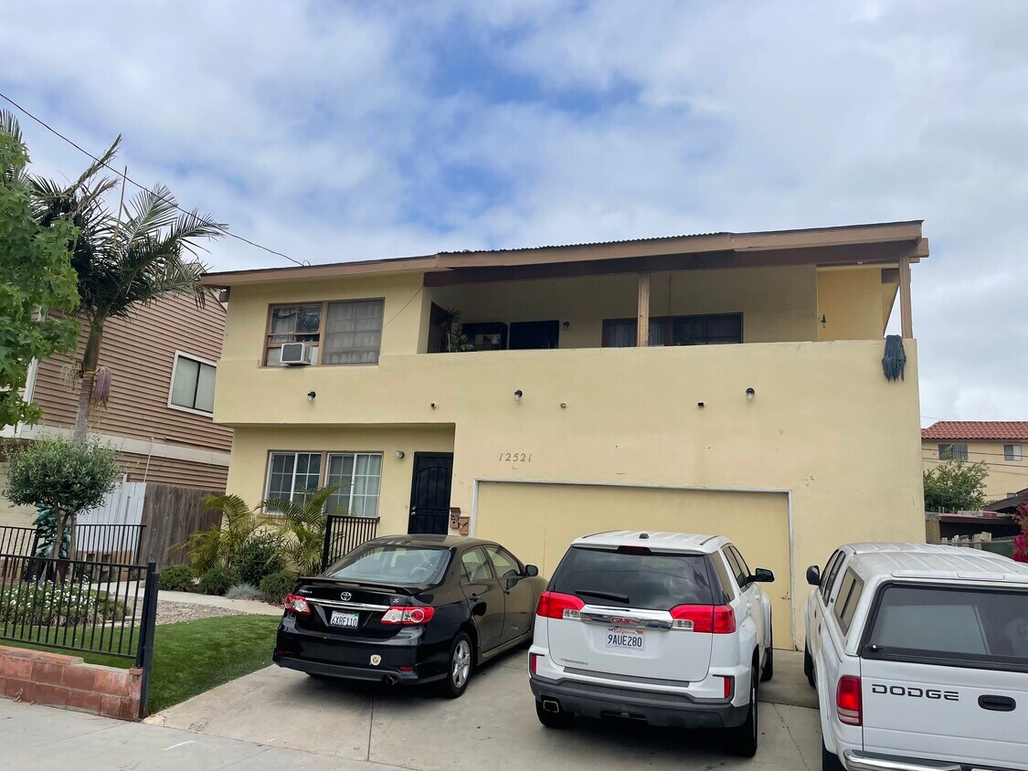 Primary Photo - 12521 York Ave