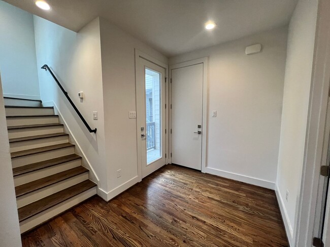 Building Photo - 3 story townhome in the Heights now available