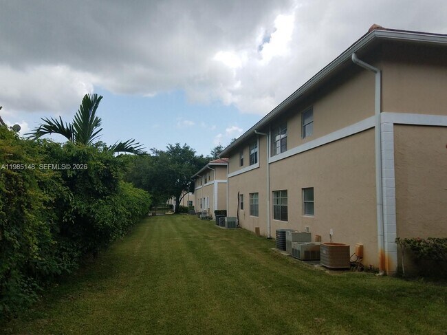 Foto del edificio - 10040 Twin Lakes Dr