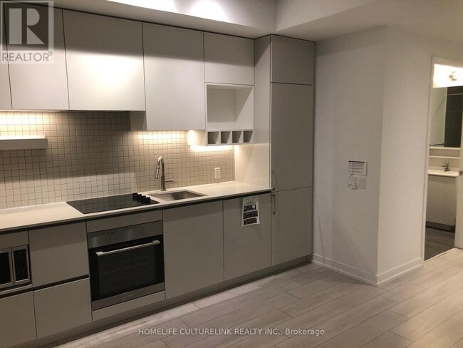 Photo du bâtiment - 898 Portage Pkwy