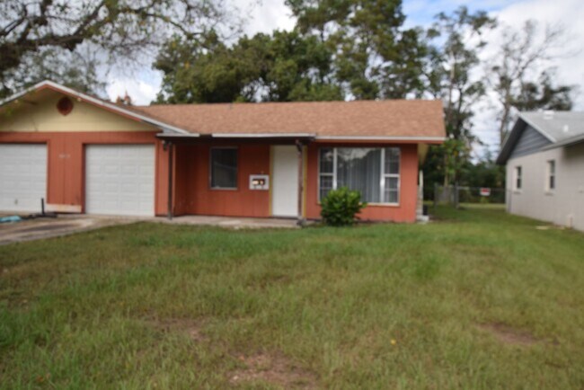 Building Photo - 2 Bedroom 1 Bath Duplex with a one car gar...