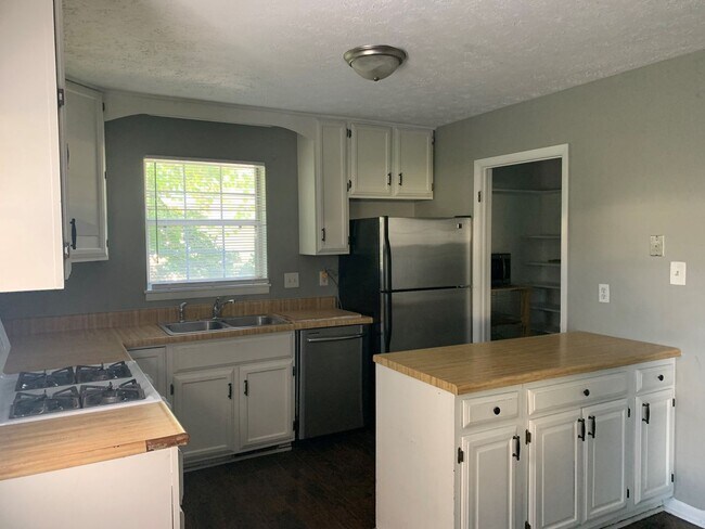 Building Photo - Sandusky Home With Main Level Master Bedroom