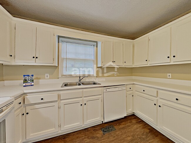 Foto del edificio - 1300 Summit Point Ln