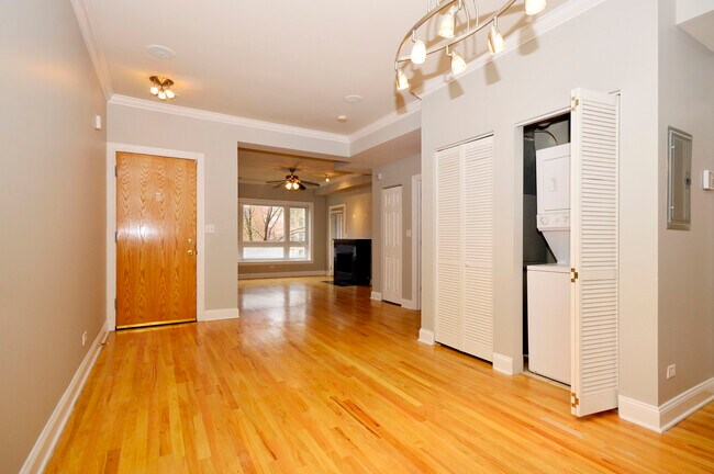 Building Photo - 1057 W Thorndale Ave