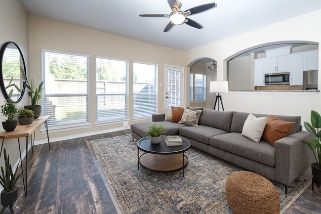 Building Photo - 10944 Chazenwood Dr