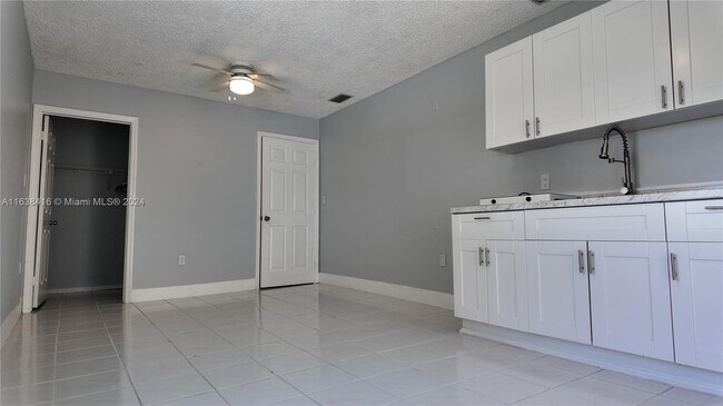Foto del edificio - 18901 NW 77th Ct