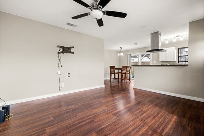 Building Photo - Beautiful home located in the heart of downtown!