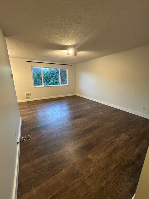 Foto del edificio - 740-750 W Powell Blvd