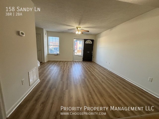 Building Photo - 3 BR/1.5 Townhome in Broadway