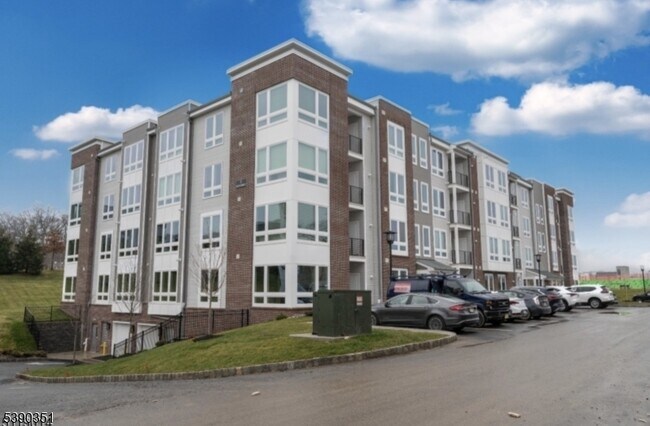 Foto del edificio - 2 Vanderbilt Blvd