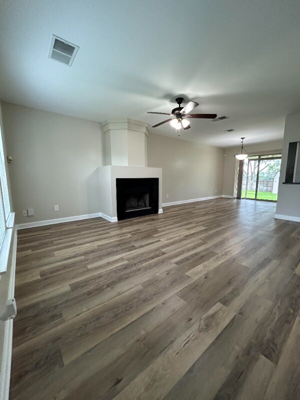 Foto del edificio - 8223 Emerald Elm