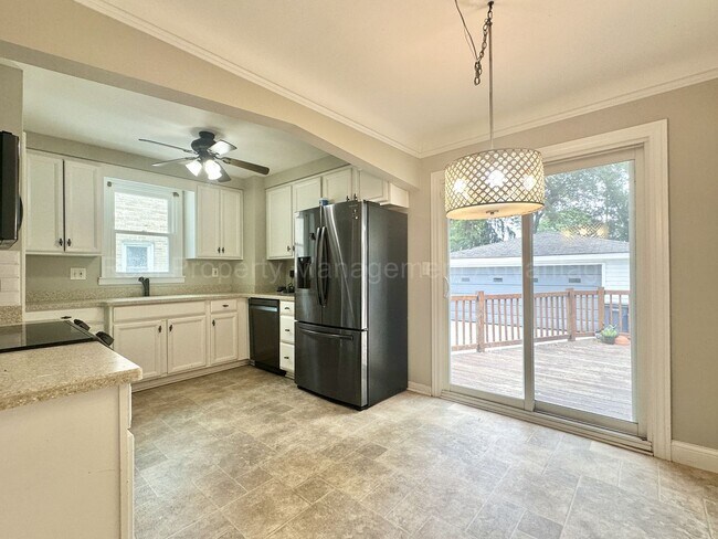 Foto del edificio - Charming Royal Oak 3-Bed with Sunroom, Dec...