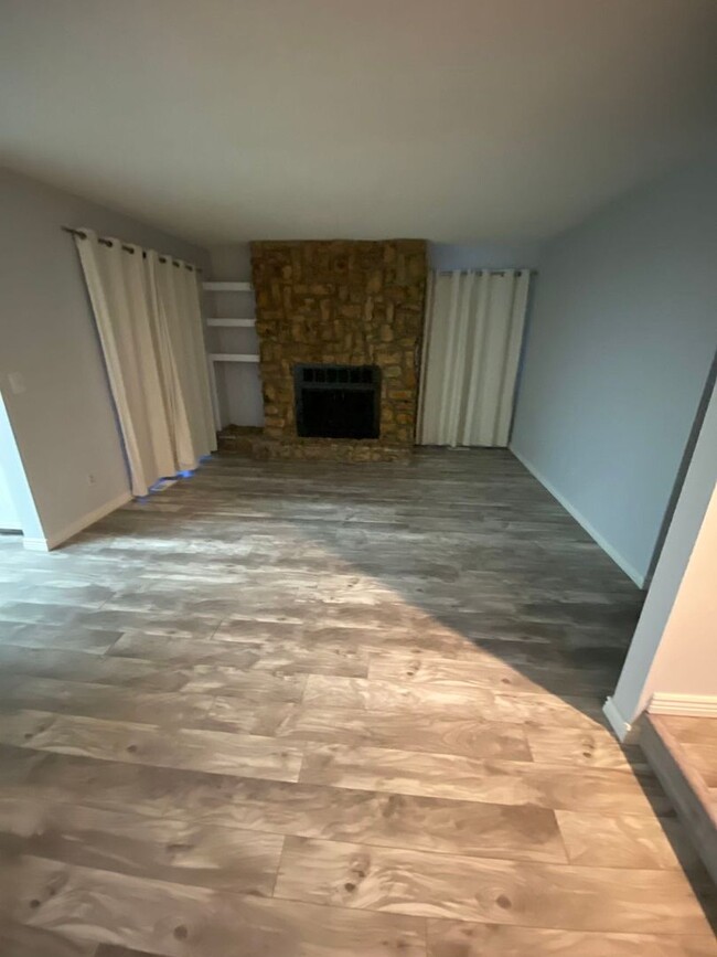 Building Photo - 1 bedroom 1 bathroom duplex in Aurora