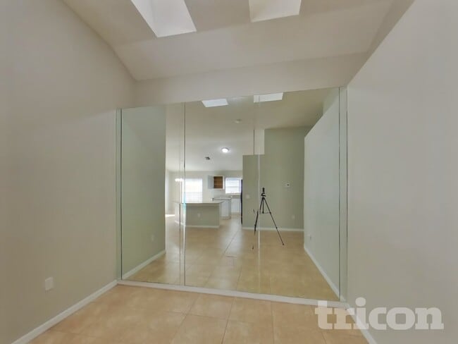 Building Photo - 8931 Southbay Dr