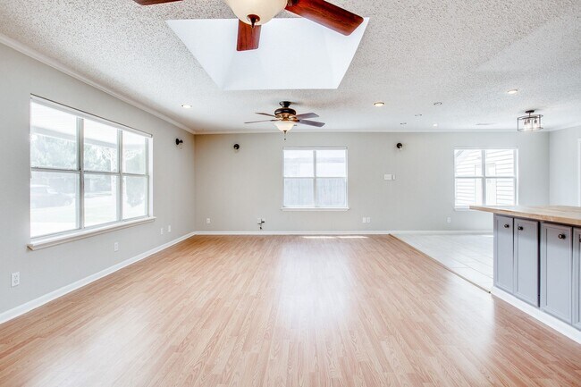 Building Photo - Pre-leasing for July!