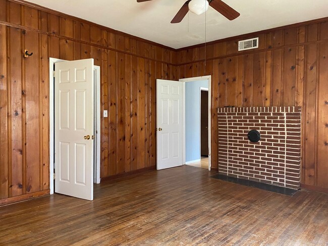 Building Photo - Cozy 2 Bedroom/1 Bathroom on Whitehall Rd ...