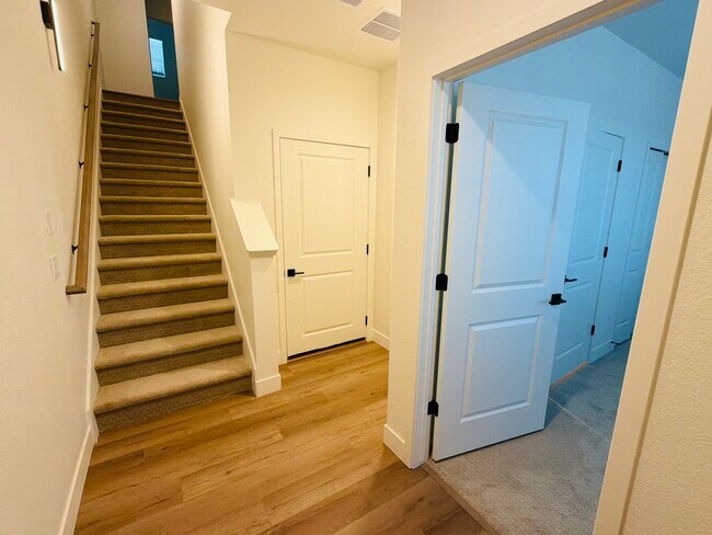 Building Photo - 7180 Clove Hitch Hts