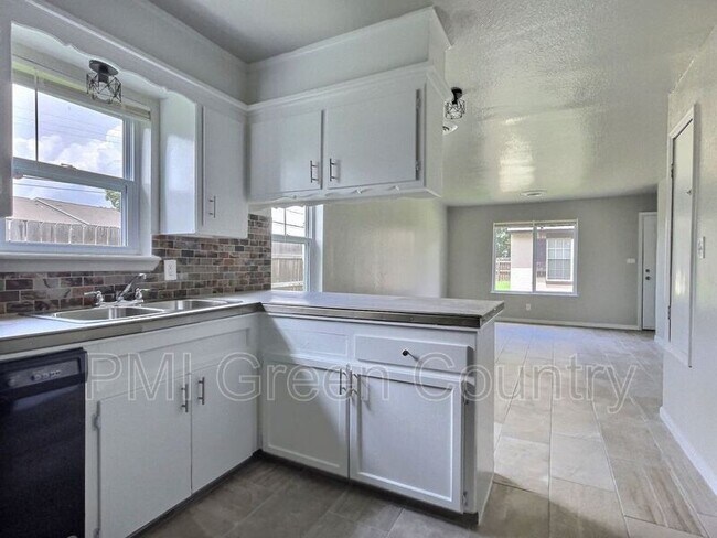 Foto del edificio - 6120 S Madison Pl
