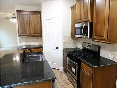 Foto del edificio - 624 Redwood Dr