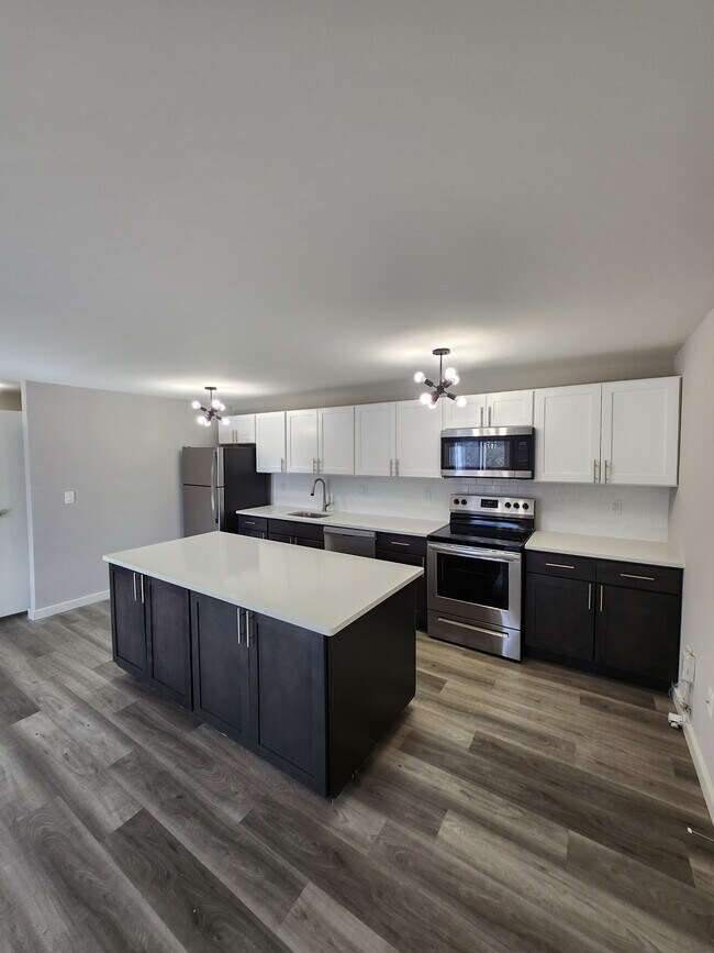 Building Photo - 2902 Ravens Crest Dr