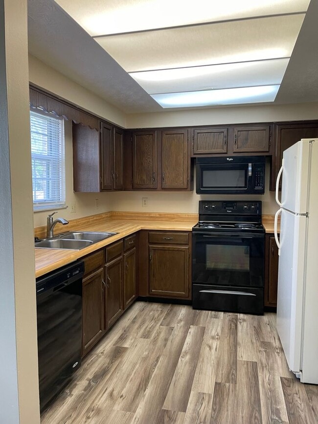 Building Photo - SPACIOUS 2 BD/1.5 BTH UNIT WITH 2 CAR GARAGE