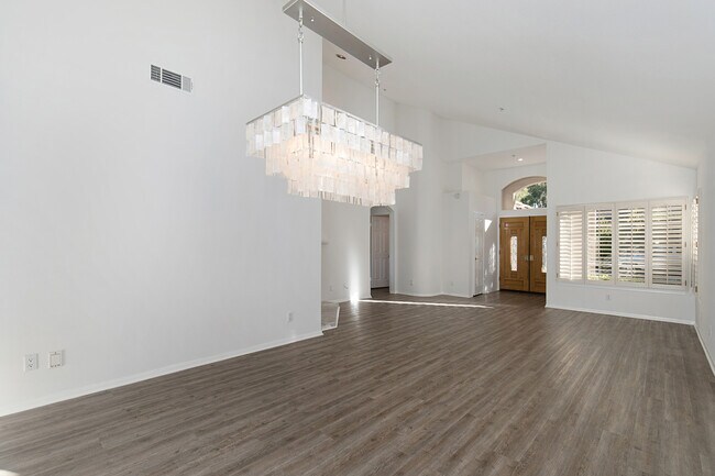 flow through dining area - 29282 Canary Ct