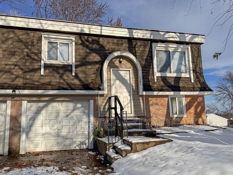 Primary Photo - 1301 N Arrowhead Ridge