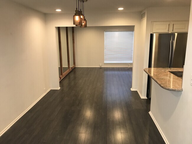 Building Photo - Las Vegas Country Club. Modernized and Upg...