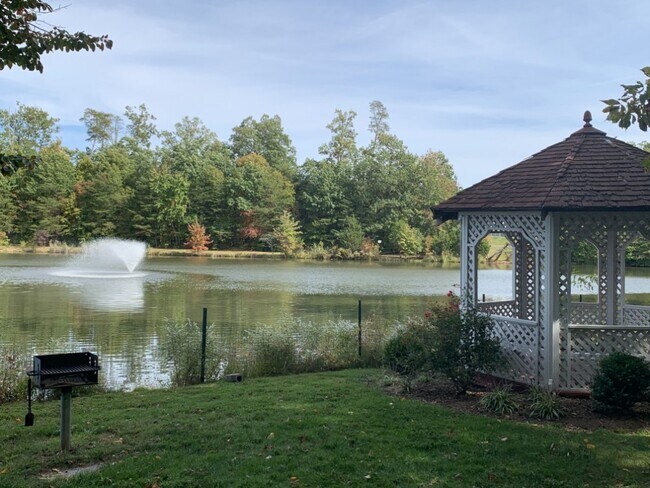 Foto del edificio - 1720 Lake Shore Crest Dr