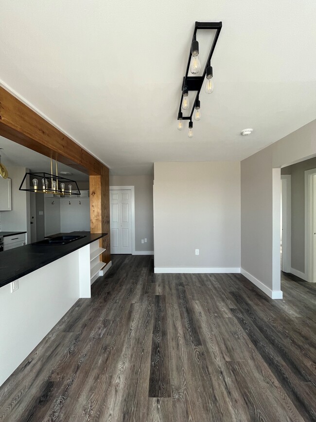 Building Photo - LUXURIOUS TWO BEDROOM APARTMENT AVAILABLE ...