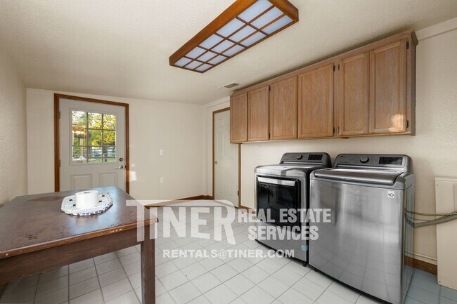 Foto del edificio - 3845 Marshall Ave