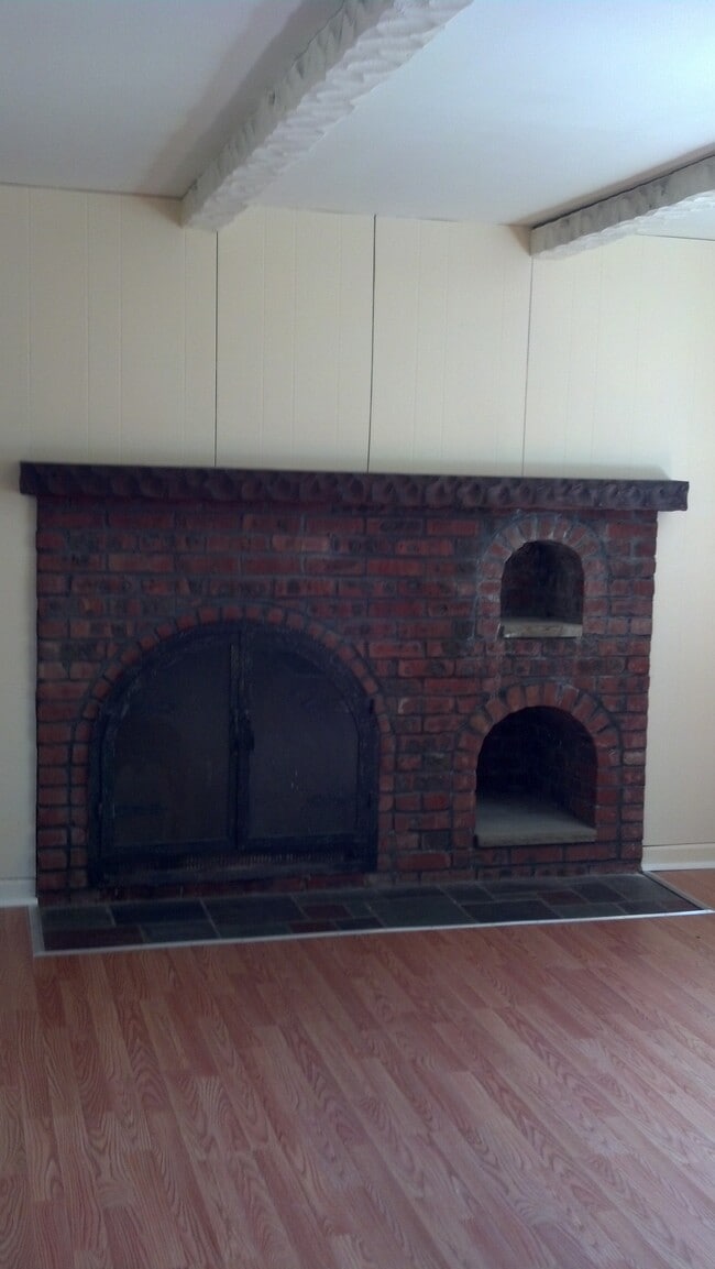 Building Photo - 16 Sadowski St