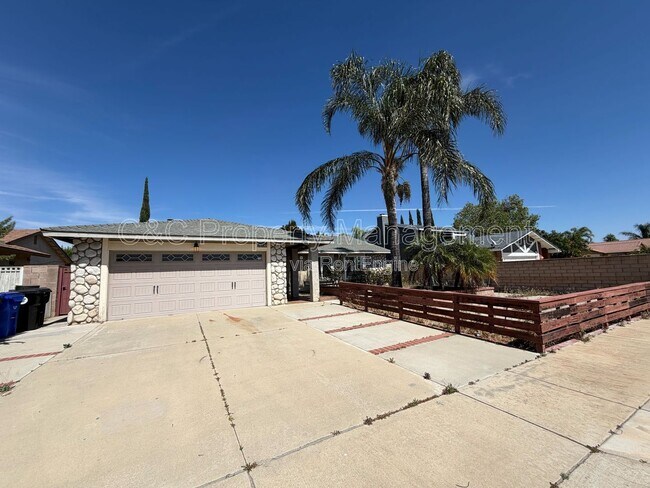 Foto del edificio - 18120 Raymond Ct