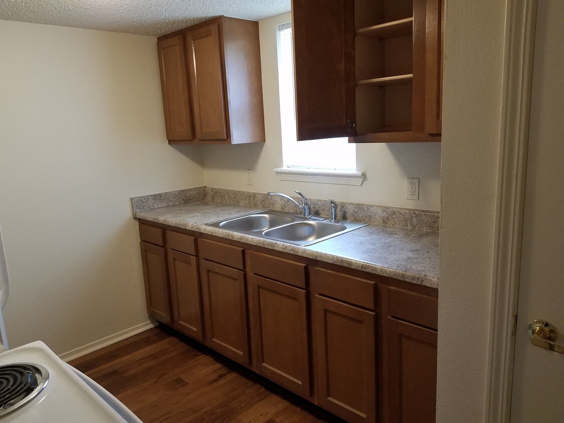 Kitchen - 490 E 8th St N