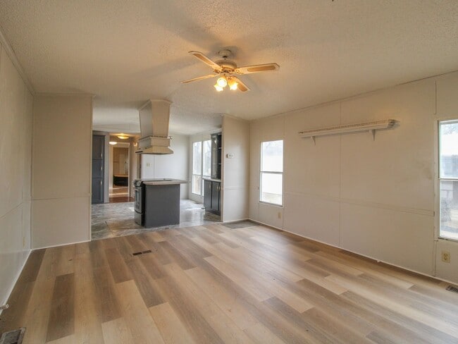 Building Photo - Enjoy peaceful country living near Pulaski...
