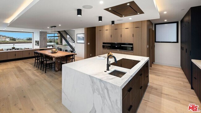 Building Photo - 127 Via Marina