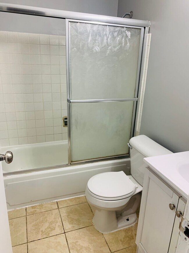 Building Photo - STREAMWOOD 3BR, 1.5BA 2 STORY TOWNHOUSE