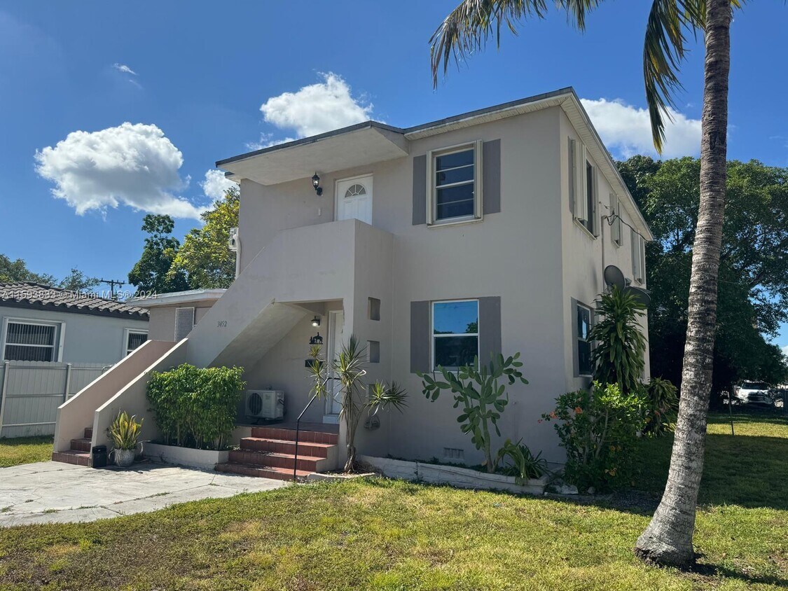 Foto principal - 3452 SW 7th St
