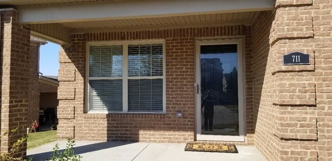 Building Photo - 711 Newtown Springs Dr