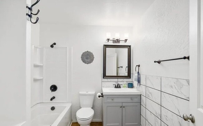 Building Photo - 9725 N Gleason Rd