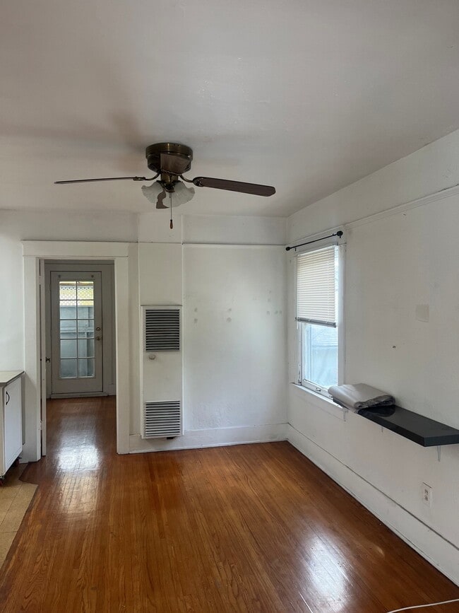 Building Photo - 386 Carroll Park E