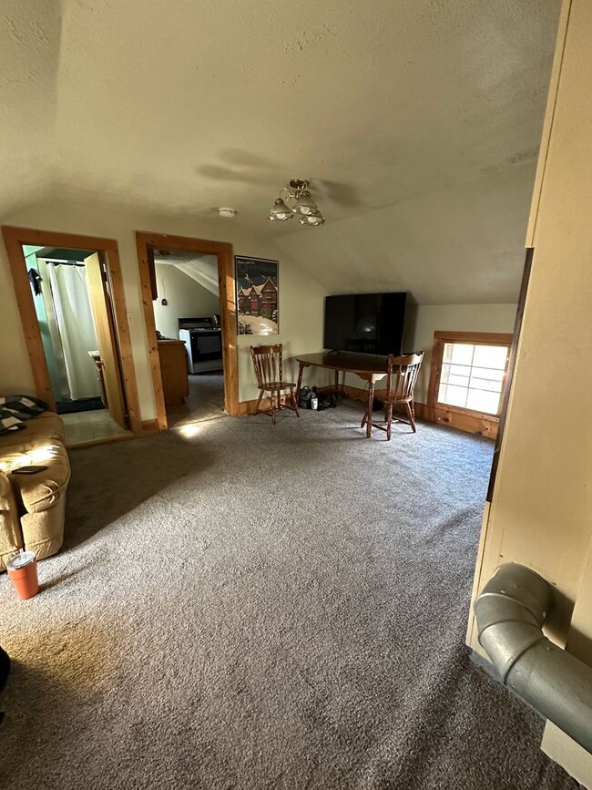 Building Photo - Two Bedroom Apartment Near UWL