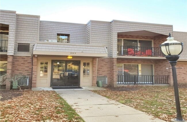 Building Photo - 595 Calais Dr