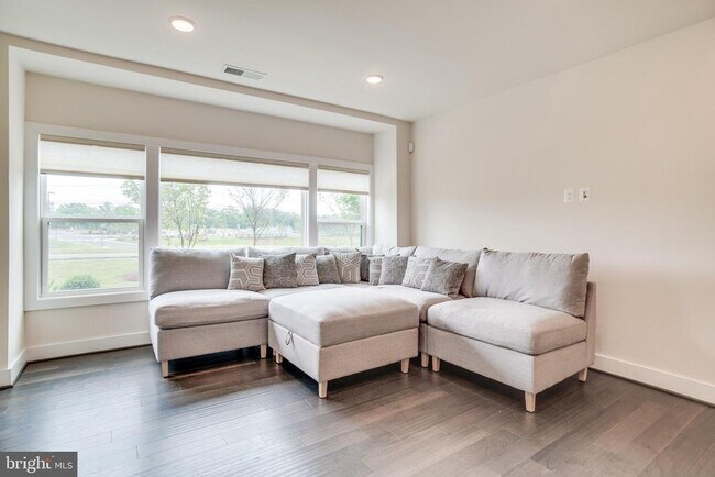 Foto del edificio - 44870 Tiverton Sq