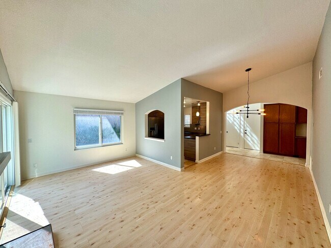 Building Photo - Great 3B/2BA House in a Gated Community in...
