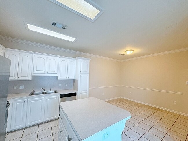 Foto del edificio - 2 Bedroom Condo Available NOW