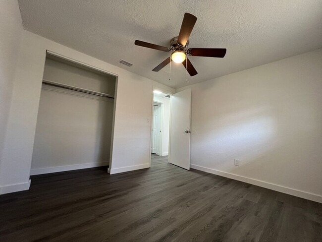 Foto del edificio - 9321 Goldenrod Rd