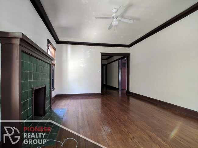 Building Photo - 2421 N Sawyer Ave