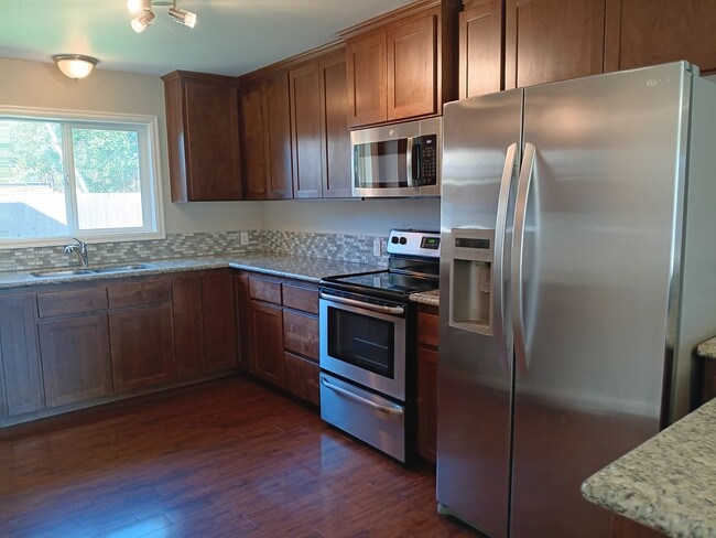 Foto del edificio - Great House in Keizer Oregon is Available!