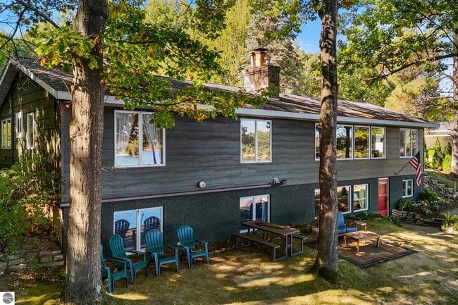 Building Photo - 5521 Silver Sunrise Trail